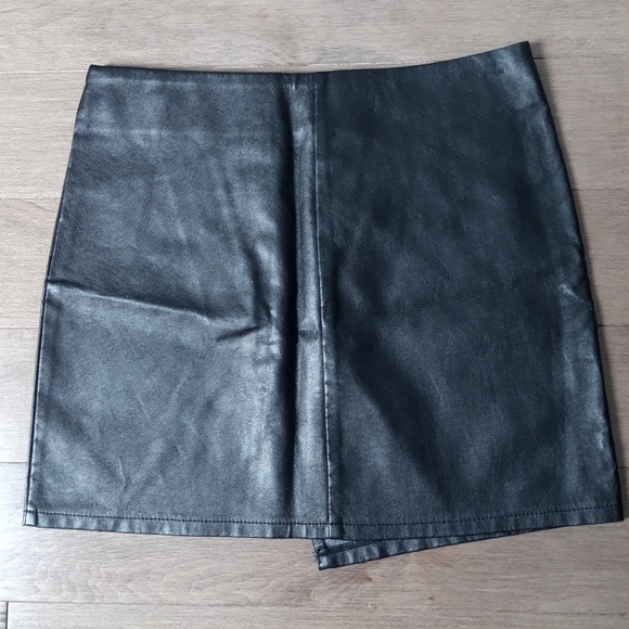 H&M Black Vegan Leather Mini Skirt - Picture 2 of 4